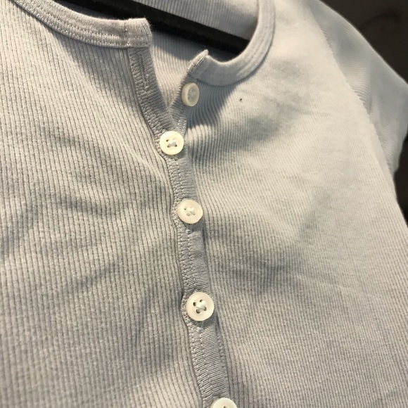 NWT Brandy Melville baby blue button crop top - Picture 2 of 4